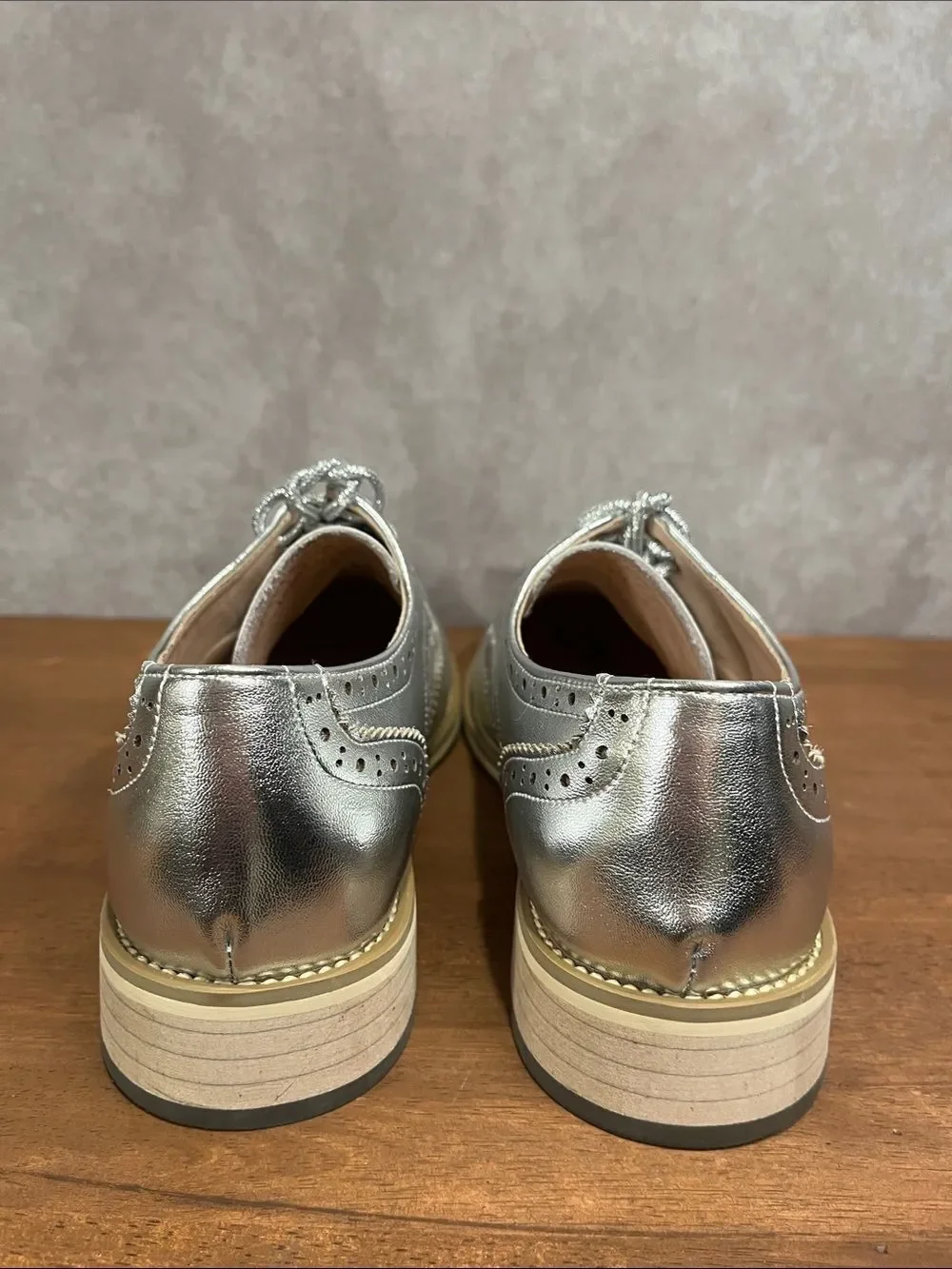 Vero Cuoio Metallic Silver Wingtip Brogue Dress Shoes size 8.5 - fits small